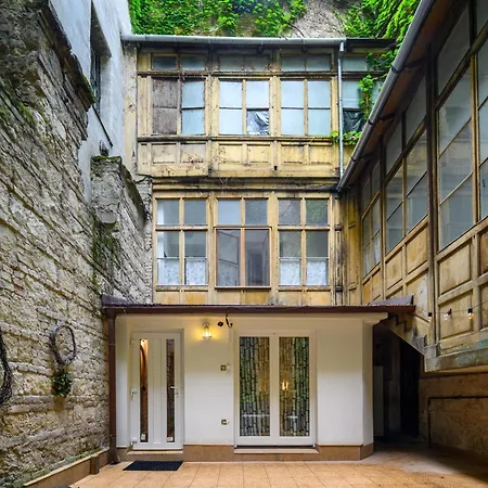 Museum With Large Terrace 布达佩斯