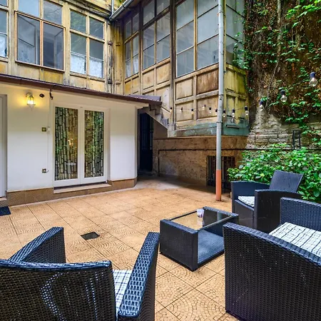 Museum With Large Terrace 公寓