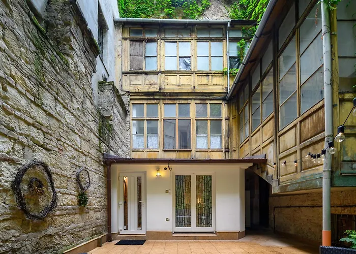 Museum With Large Terrace Budapešť